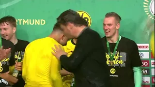 Moment: Dortmund Celebration | BVB cup winners gatecrash Terzic presser; drench him with beer