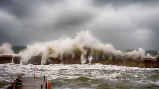 Убийственный шторм в Черном море в Грузии. Ураганный ветер сбивает с ног