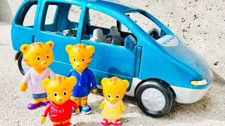 Daniel Tiger’s Neighbourhood Family MYSTERY LOCATION Vacation Blue Fisher Price Van