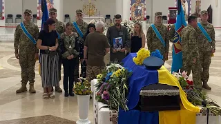 У Києві розпочалася церемонія прощання із загиблим в авіакатастрофі пілотом Джусом