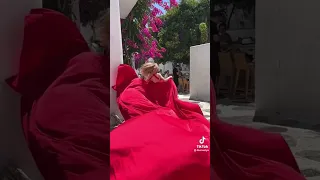 miren a like nastya con un vestido rojo largo que hermosa