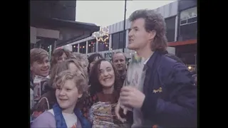 Henry Street traders at Christmas, Dublin City,  Ireland 1985
