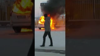 Внедорожник загорелся возле детского сада в Атырау