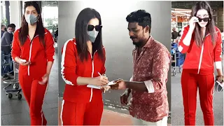 Raashi Khanna obliges for Autograph to a Fan at Airport ✈️ | #happynewyear | @bollywoodbandook