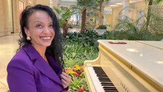 The free grand piano in Crocus City Mall is not idle! рояль в Крокус Сити не простаивает без дела!