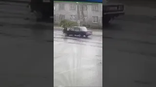 В Иванове неустановленный водитель задел пешехода по касательной #shortsvideo