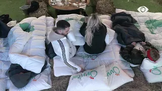 Sfida në fermë/ Çiftet tentojnë të flenë mbi kashtë, Ilnisa "shpërthen" në të qeshura - BBV 3