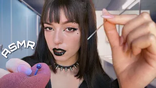 ASMR MENINA GOTICA COLOCA PIERCING EM VOCÊ NO BANHEIRO DA ESCOLA 👅