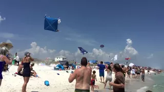 Blue Angels - Caça Americano dá um razante em uma praia