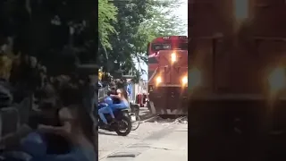 ¡Casi se lo lleva el tren! Hombre en silla de ruedas queda atorado en vías de ferrocarril #shorts