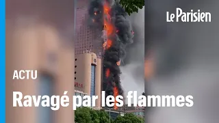 Un gratte-ciel ravagé par un incroyable incendie en Chine