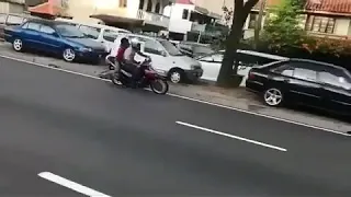 Viralll!!! Pengemudi motor malu-maluin goblok-tolol-kocak,mantaaap pokonya lucu.