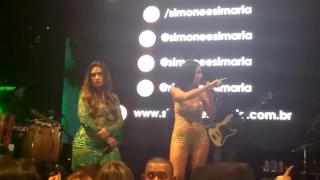 Simaria dando conselho para Simone no Palco em Show