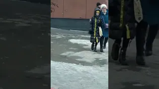 Сегодня в  Новосибирске  заметили изрядно пошатывающегося мужчину, который вышел с автоматом в руках