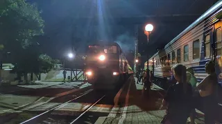 "Догоняющий", киевский поезд прибывает в Апостолово.