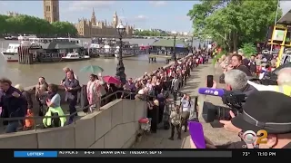 Thousands of mourners wait in line to pay tribute to Queen Elizabeth