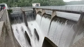 Überlauf Rursee Talsperre in Heimbach in der Eifel am 16.07.2021 inklusive Öffnung des Grundablass