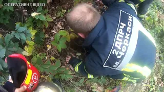 У Черкасах рятувальники врятували вагітну жінку, яка впала до каналізаційного колодязя