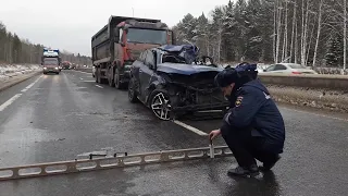 "Мерседес" вколотился между самосвалами. Real video