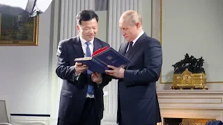 Exclusive: This is a gift from Russian President Putin, with his autograph!