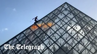 Paris: Climate activists scale Louvre to douse it in orange paint