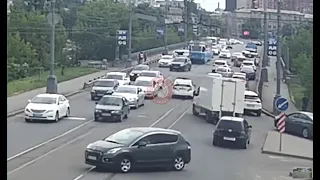 У Вінниці на центральному мосту мікроавтобус «вискочив» на трамвай