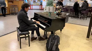 What happens, when a Pianist plays at a Karstadt Shopping Restaurant?