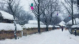 Beautiful Snowy Korean Folk Village, Snow Sound ASMR, Nearby Seoul. Seoul Travel Walker.