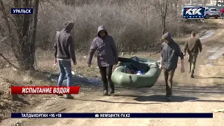 Уральск продолжает заливать водой трех рек