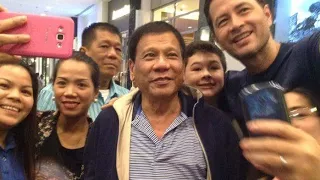 TATAY DIGONG PINAGKAGULUHAN SA GREENBELT HABANG NAMILI NG MGA REGALO