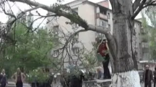 Жители Славянска строят баррикады