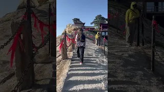 🇨🇳 Китай. Высота - 2000 метров. Лестница в храм на вершине горы Хуашань. Май 2023