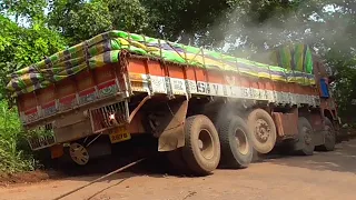 Giant Ashok Leyland Lorry Truck is Stuck In Mud Videos with 14 Wheeler get-out help of Tractor Ropes