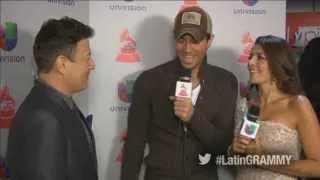 Enrique Iglesias se tomó el micrófono del backstage en Latin GRAMMY