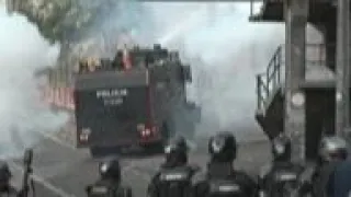 Colombia - Colombian students protesting corruption clash with police / Thousands demonstrate agains