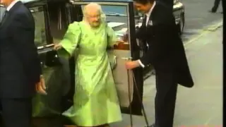 Queen Mother recovers from injury (2000)