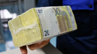 La BCE met en circulation de nouveaux billets de 100 et 200 € | AFP News