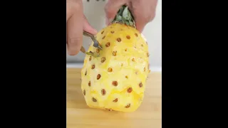 Показываю как правильно чистить ананасы