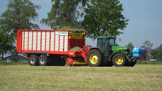 Gras oprapen met John Deere 7810 en Pöttinger Jumbo 7210 Combiline (2021)