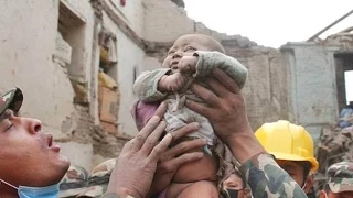 Sismo en Nepal: rescatan a bebé tras permanecer 22 horas bajo los escombros