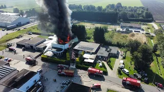 Grote brand verwoest bedrijfspand in Klazienaveen.