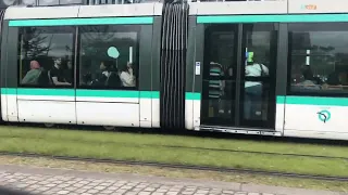 Départ de un t2  tramway à paris