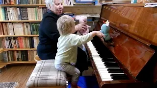 Урок музыки со свинками. Ярослава. Возраст 1 год 8 месяцев.