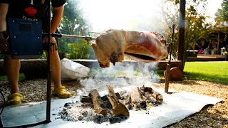 Большой баран на вертеле. Много мяса для большой компании.