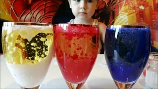 Макс делает детский эксперимент с красками