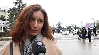 Симферополь. Пассажиры не боятся вооруженных людей у аэропорта