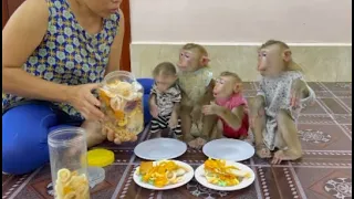 4 Siblings Feel Very Excited While Mom Prepare Snack For Them To Eat ,