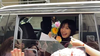 Lisa waves to fans one last time heading to VMAs with Rosé in NYC! #lisa #rosé #blackpink