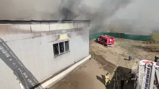 В Улан-Удэ горит здание бывшего стеклозавода