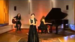 Elle a seleument 9 ans et elle chante comme adèle